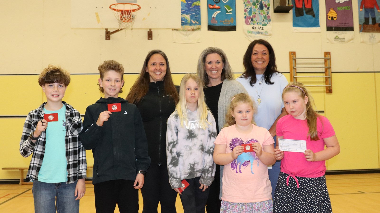 Sandowne students, Vice-Principal Georgina Knox and Principal Kim Padington accept their prize from Small Planet Energy's Tara Jordan.